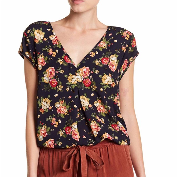 DR2 Tops - 🧞‍♂️3/$15🧞‍♂️DR2 floral blouse